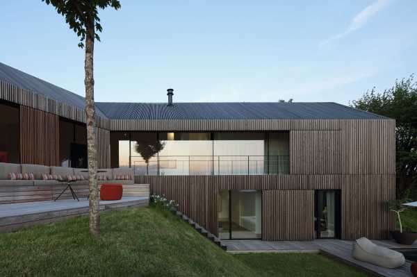 Дом, облицованный деревянными ламелями