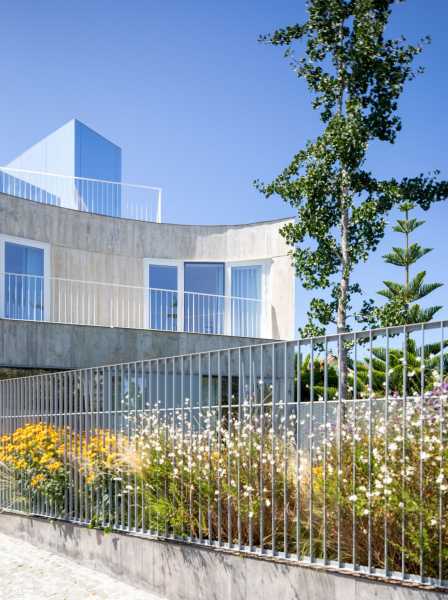 Инновационный бетонный дом с компактным пространством